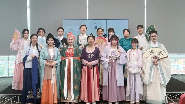 文图学会推介新书“秀”创意 年轻人可通过中英论文欣赏华族文化