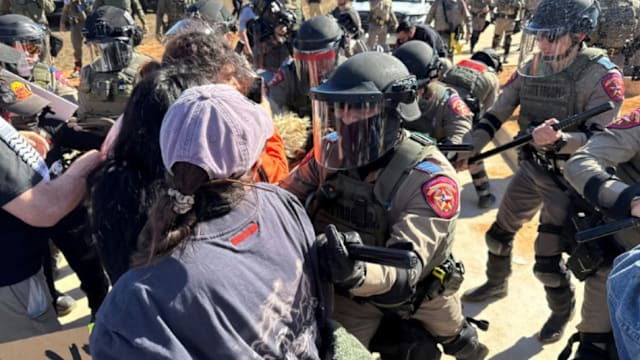 美国得州移民拘留中心外示威失控 演变成警民冲突