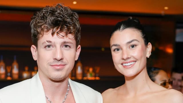 恭喜！认爱青梅竹马近1年　Charlie Puth求婚成功