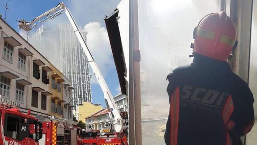 2 anggota bomba SCDF dibawa ke hospital susuli kebakaran rumah kedai Outram