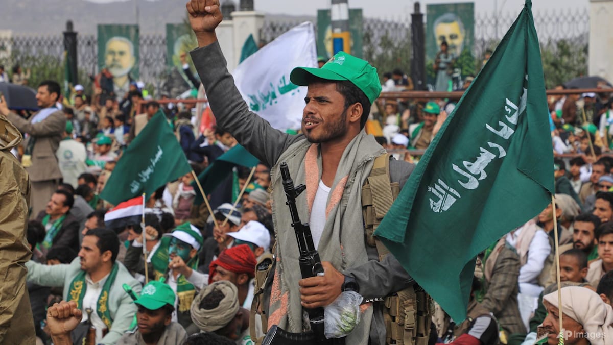 81 dead as Yemen's Houthis push towards key strait: Sources