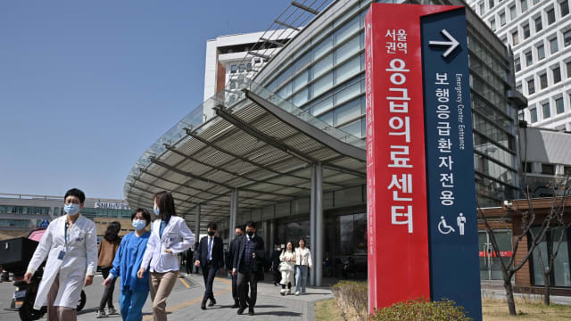 韩国后天起调军医和社区医生 支援医院急诊室