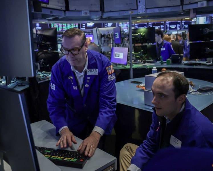 Oil prices rise with eyes on Iran, UAE; AI concerns weigh on stocks