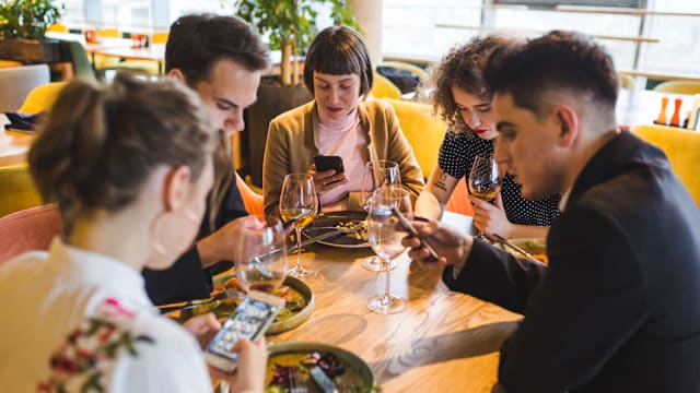 他们不是没钱！“蹭饭专业户”背后的3种危险心理