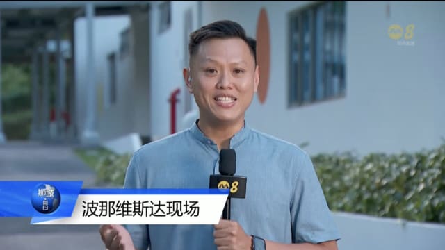 黄国松与家人和朋友一起等待竞选成绩
