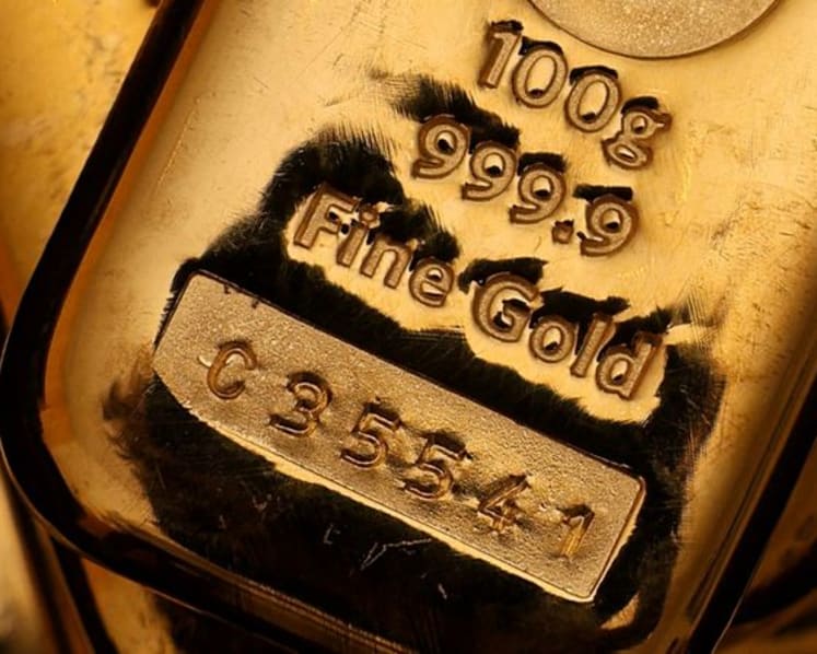 Commentary: Gold is seen as a ‘safe haven’ in uncertain times. Why is it crashing amid a war?