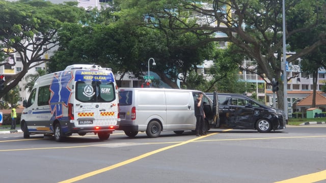 豪华德士和小货车发生碰撞 三人送院 一人助查