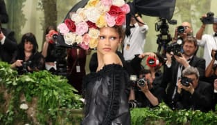 Angkat tema Garden of Times, Met Gala semarak dengan gaun penuh bunga dari Zendaya hingga Jennifer Lopez