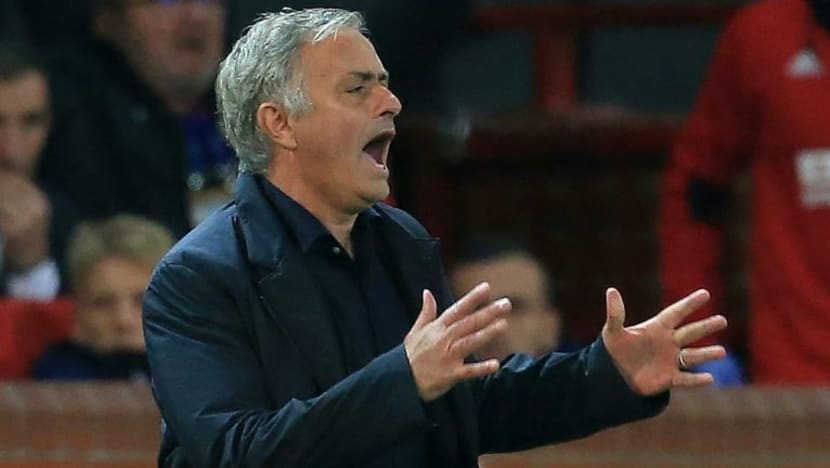 Taktik permainan Mourinho dikritik