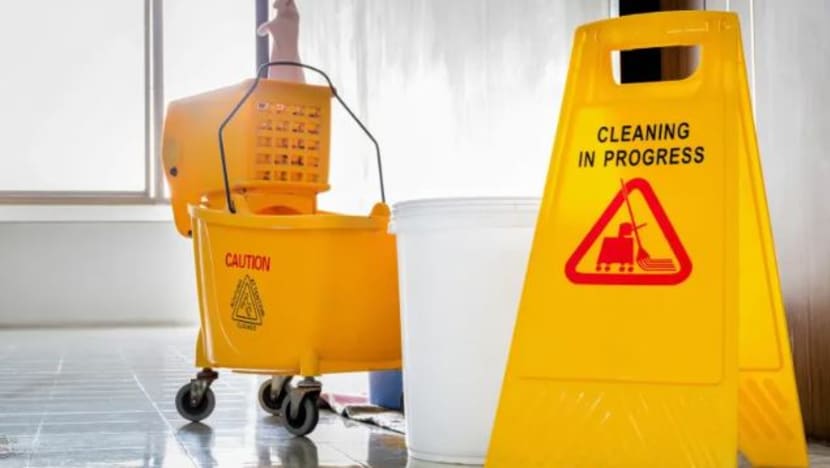 Gara-gara guna tandas sedang dibersih, penghantar makanan dileteri dan tumbuk pekerja pembersih