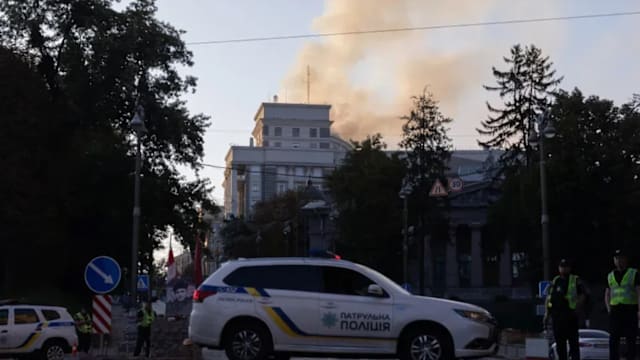 俄发动大规模空袭 乌政府大楼起火