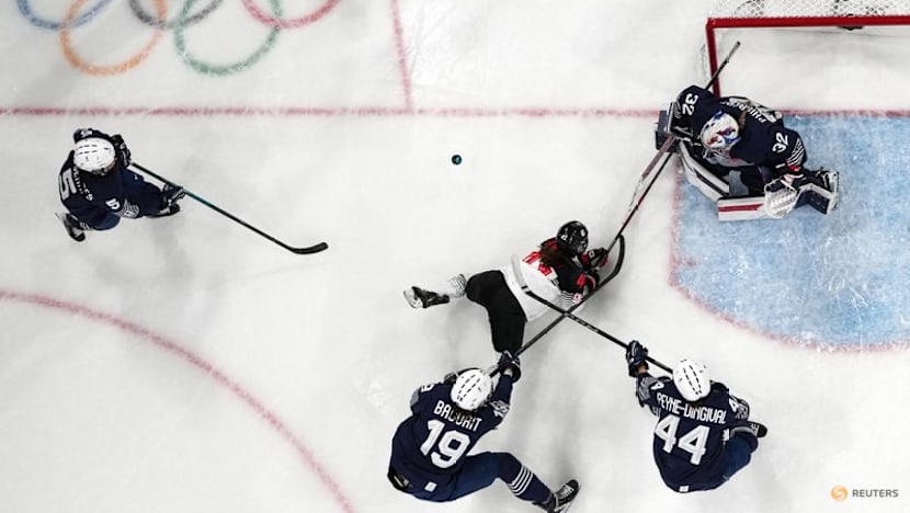 Ice hockey-Switzerland overcome Czechs in thrilling shootout, Japan score late to beat France