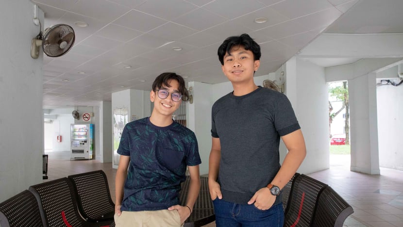 Brothers give first aid to old man bleeding badly from fall, winning deep thanks from his wife