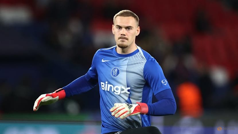 Chelsea manager Rosenior keeps faith in keepers, James extends contract