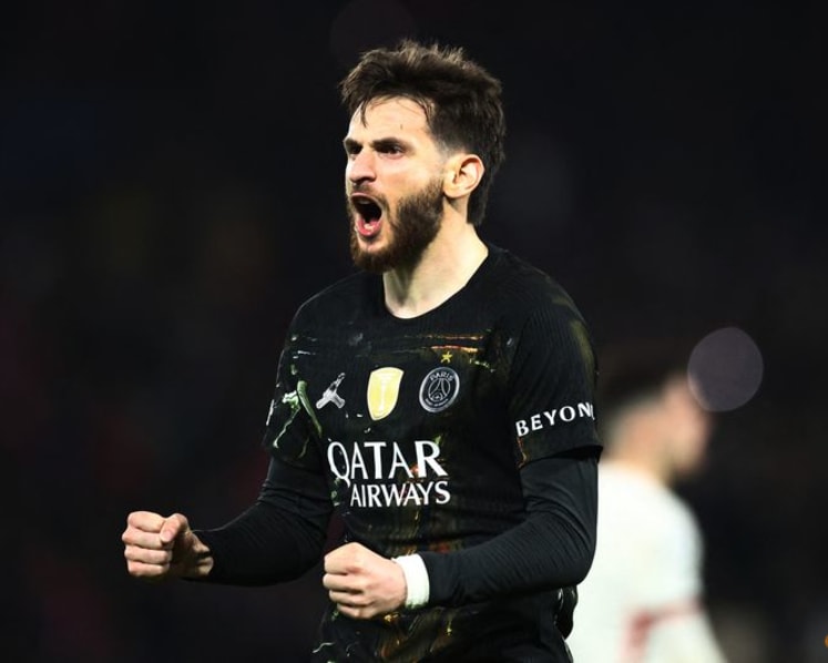 Kvaratskhelia late show as PSG crush Chelsea 5-2