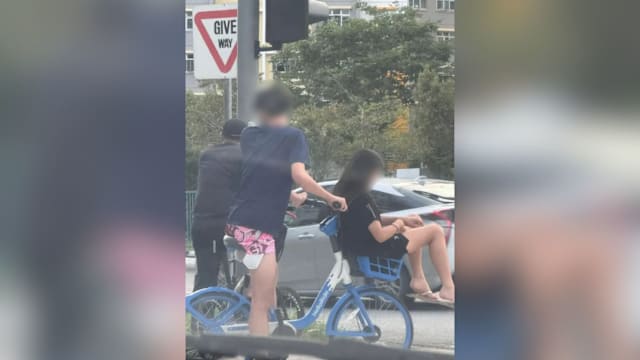 女子坐车篮两人共乘脚踏车 网民狠批行为不成熟