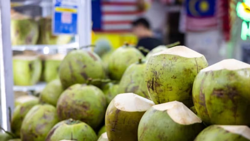 Bekalan kurang, harga kelapa di Malaysia naik mendadak jelang Thaipusam