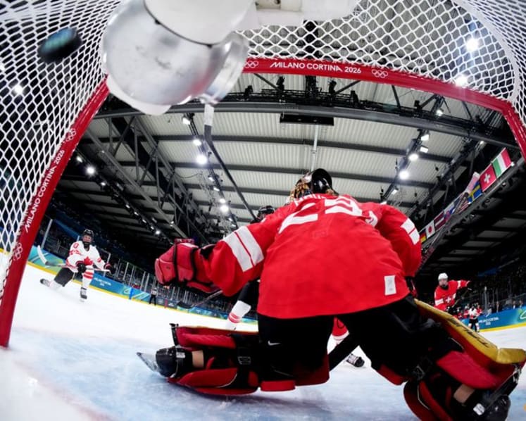 Ice hockey-Canada make winning start, US women thump Finns, Germany and Sweden triumph