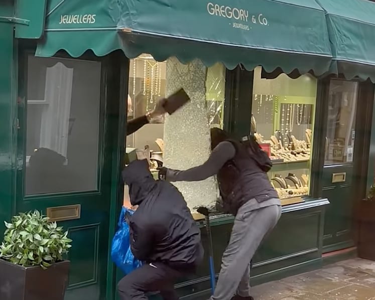 Masked men loot London jewellery shop in 30-second smash-and-grab, shocking onlookers
