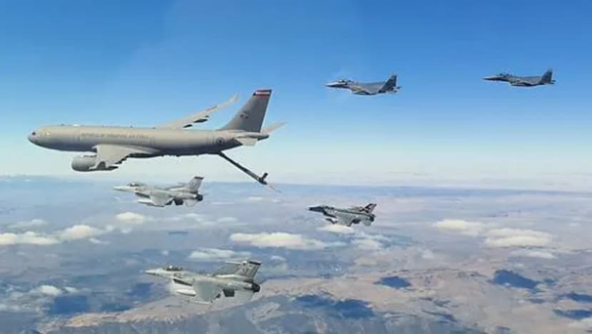 Pesawat tangki terbaru RSAF berupaya isi minyak jet tempur di udara