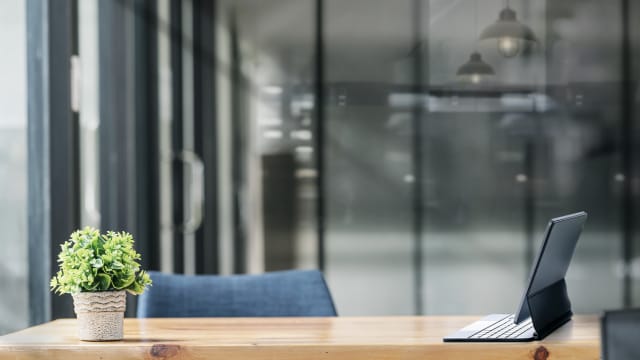上班一直离岗抽烟 中国男子被开除还要索赔