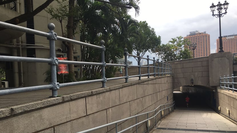 Man falls from height at Boat Quay, injuring self