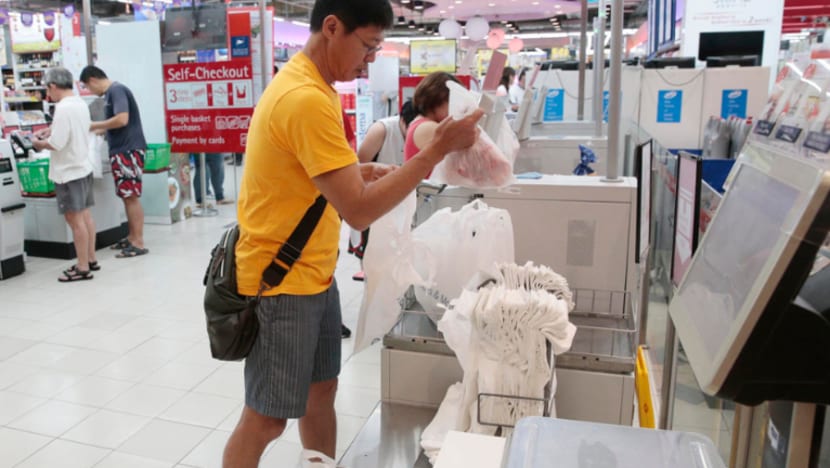 Pasar raya SG tidak akan kenakan bayaran lebih 5 sen bagi beg plastik; sokong usaha sosial, kitar semula Pasar raya SG tidak akan kenakan bayaran lebih 5 sen bagi beg plastik; sokong usaha sosial, kitar semula