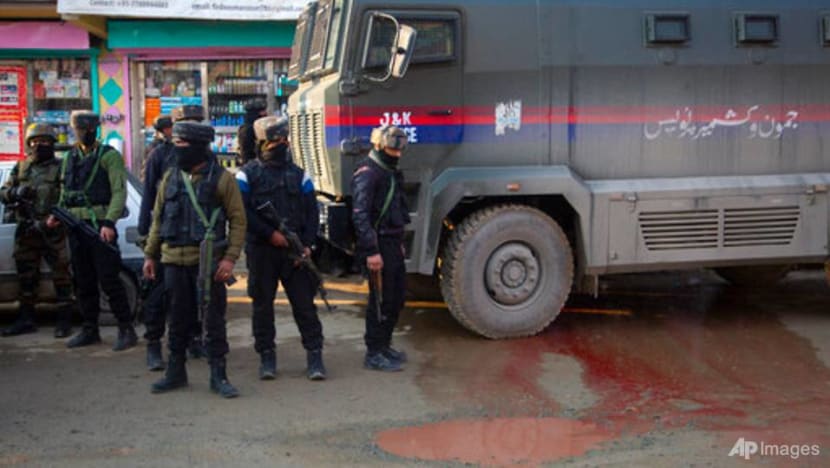 Kashmir rebels kill 2 Indian soldiers in region's main city