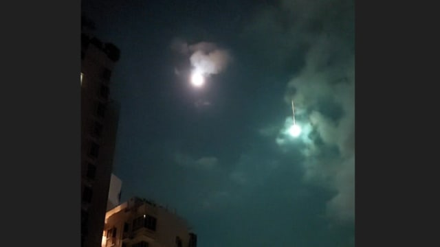勿洛住家阳台赏月 女子惊喜拍到火流星滑落瞬间