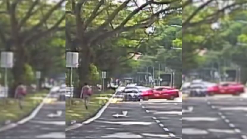 3 dibawa ke hospital selepas teksi rempuh kereta di Moulmein Road; pejalan kaki nyaris dilanggar