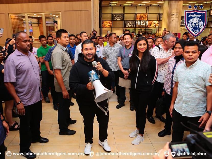 Hundreds of shoppers rushed to Aeon Mall supermarket in Tebrau City in Johor Baru on Wednesday (April 11) evening after word was spread that Johor Crown Prince Tunku Ismail Ibrahim was paying for the groceries amounting to about RM1 million (S$340,000).