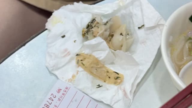 香港云吞吃出创可贴 女游客求道歉反遭辱骂