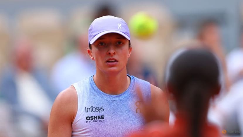 Four-time champion Swiatek crushes Raducanu to book French Open third round spot