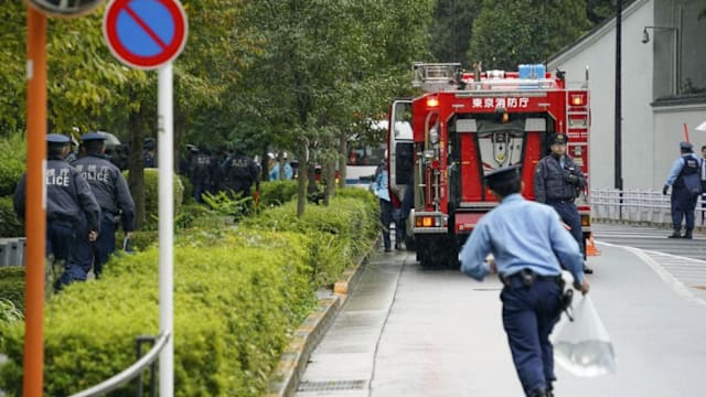 男子持刀出现在美国驻日本东京大使馆附近 导致警员受伤后被捕