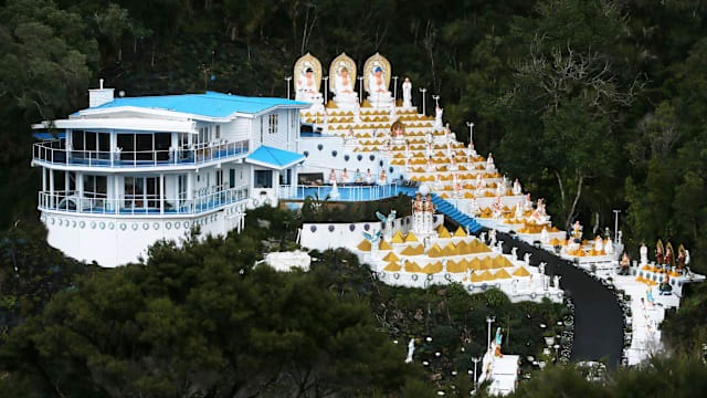 新西兰海岸147尊佛像群惹议 吸引大量访客引发居民投诉