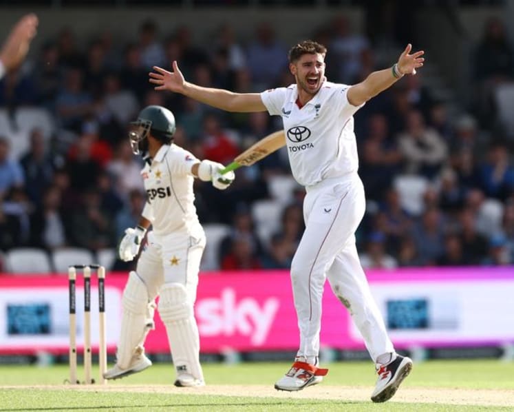 Robinson and Tongue put England on top against Pakistan