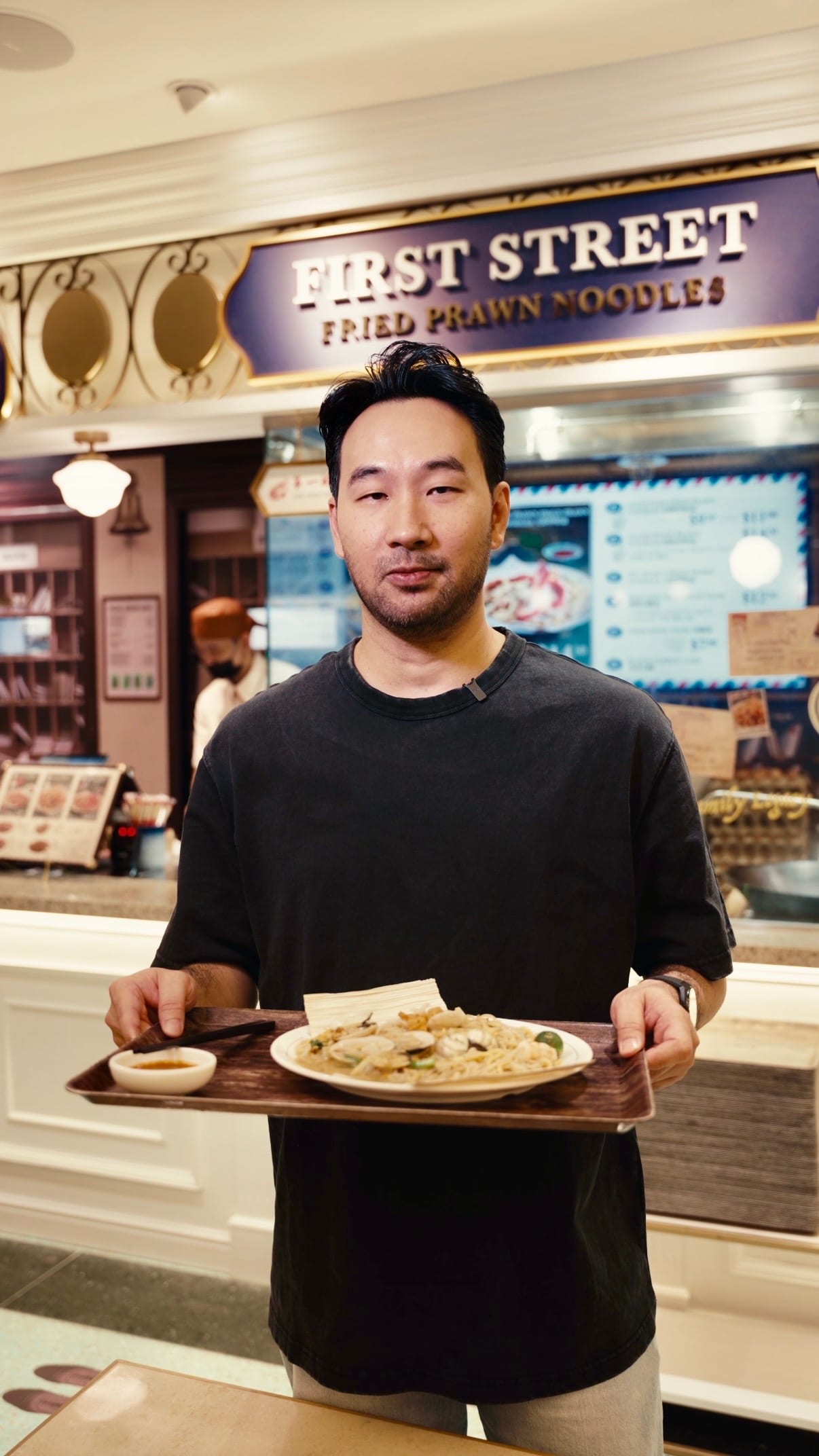 First Street Fish Soup Hunk Returns After 5-Year Break, Now Frying Hokkien Mee At Ion Orchard First Street Fish Soup Hunk Returns After 5-Year Break, Now Frying Hokkien Mee At Ion Orchard