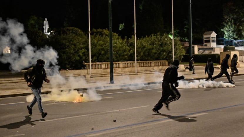 Polis lepaskan gas pemedih mata surai penunjuk perasaan susuli nahas kereta api di Greece Polis lepaskan gas pemedih mata surai penunjuk perasaan susuli nahas kereta api di Greece