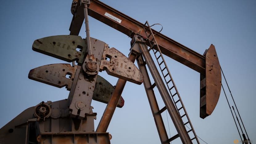 Oil rises on Middle East supply worries