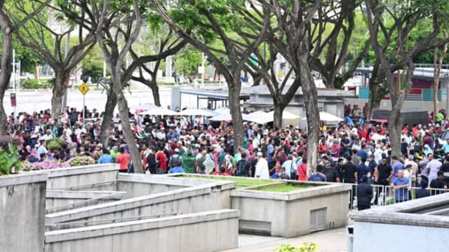 纳吉居家服刑上诉案开审 数百人聚集庭外声援纳吉