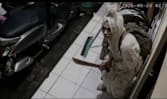 Viral pocong bersenjata golok ‘bergentayangan’ di Bandung Barat, warga resah