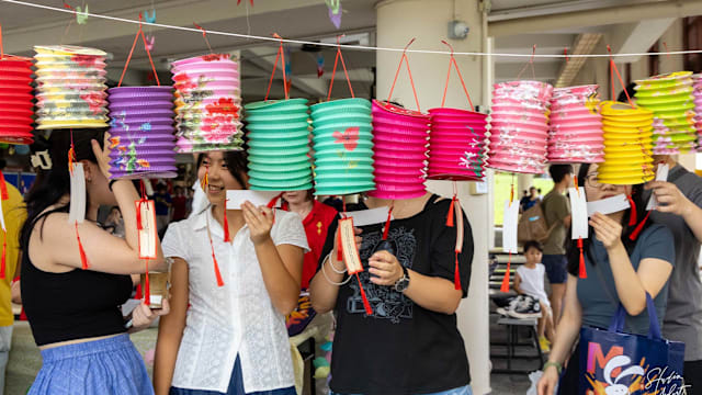 烁光映月情满华中 逾4000人欢聚校园共庆中秋