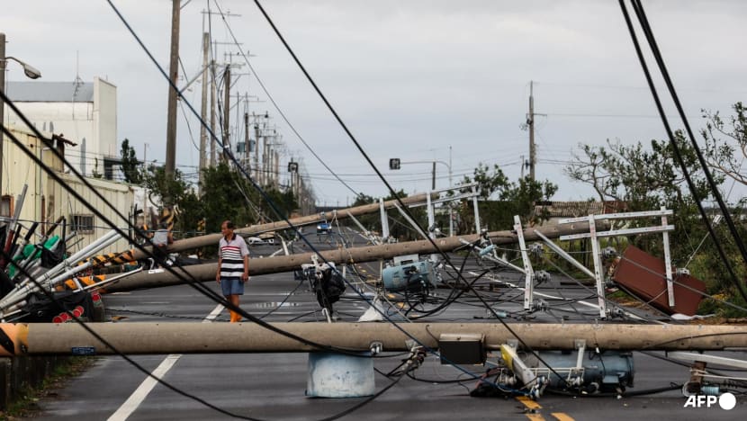 Typhoon Danas lashes southern Taiwan with record winds, injuring hundreds Typhoon Danas lashes southern Taiwan with record winds, injuring hundreds