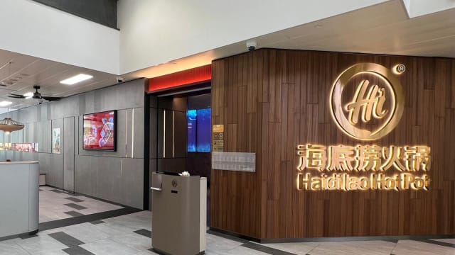 一家三口疑海底捞分店用餐后送院 当局展开调查