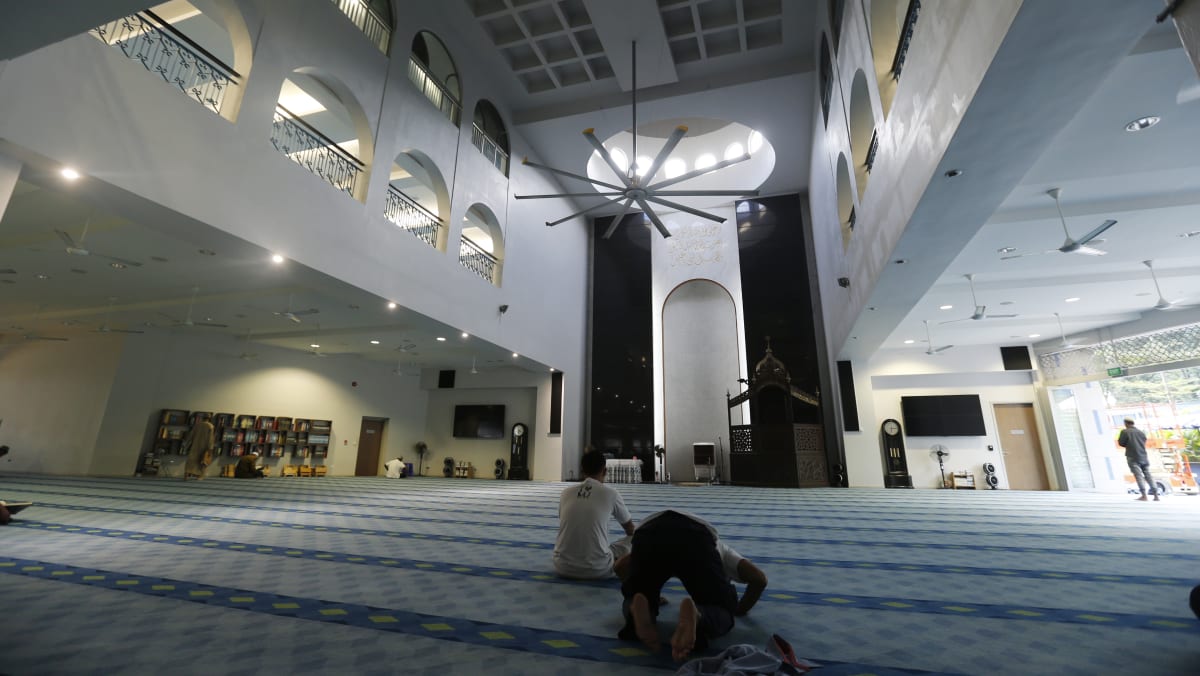 Split Mosque 4 mosques in S'pore to pilot split Friday prayers when they reopen ...
