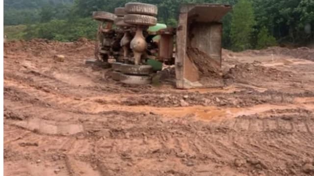 罗厘工地卸沙后突翻覆  马国男司机惨被压毙