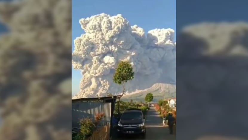 Gunung Sinabung di Sumatera Utara meletus