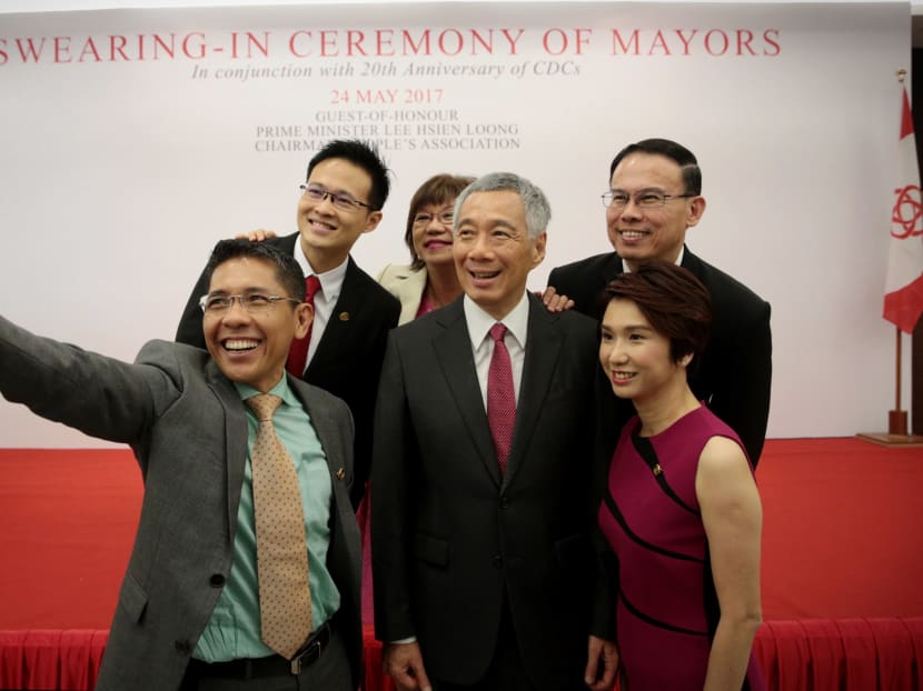 Newly sworn-in Mayors Maliki Osman, Desmond Choo, Denise Phua, Teo Ho Pin and Low Yen Ling pose for a photo with Prime Minister Lee Hsien Loong on May 24, 2017. Photo: Jason Quah/TODAY Newly sworn-in Mayors Maliki Osman, Desmond Choo, Denise Phua, Teo Ho Pin and Low Yen Ling pose for a photo with Prime Minister Lee Hsien Loong on May 24, 2017. Photo: Jason Quah/TODAY