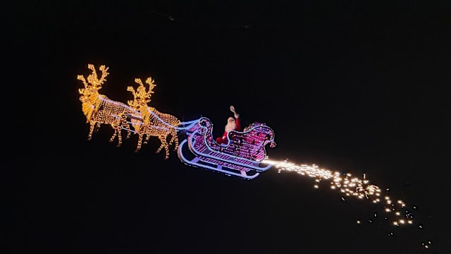 滨海湾花园圣诞仙境开幕 圣诞老人空中登场