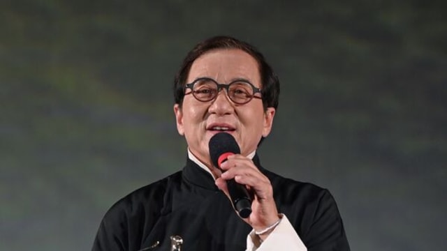 成龙获颁“终身成就奖”，霸气致词还呛好莱坞